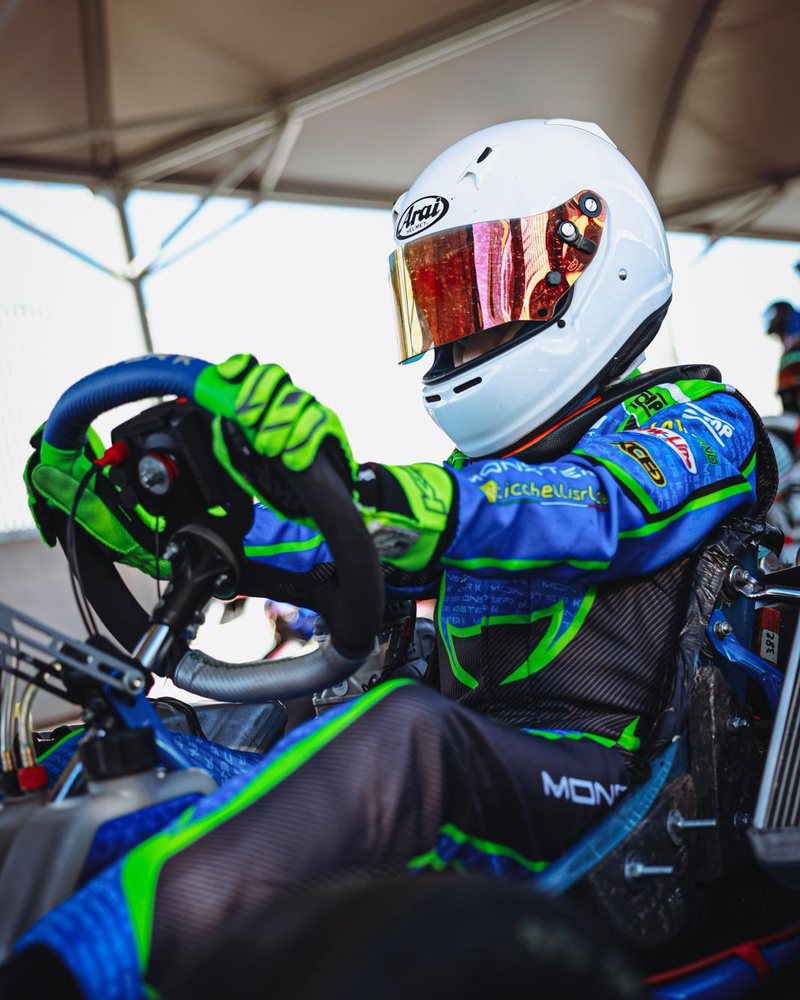 Alessio Caracci al volante del kart prima della partenza