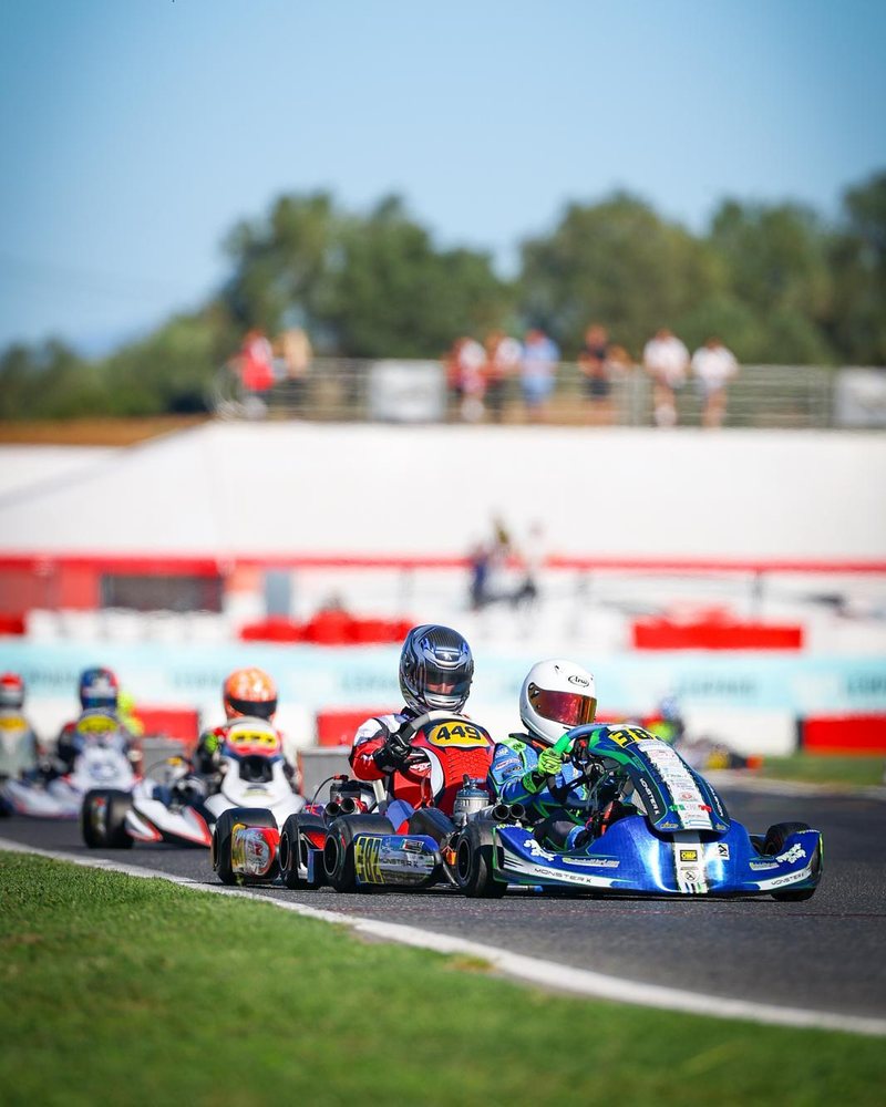 Alessio Caracci in gara con il kart blu Monster K