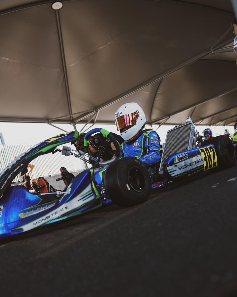 Alessio Caracci sul kart numero 382 sotto la tenda della pre-griglia