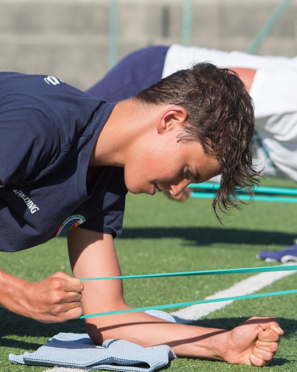 Riccardo Pisano nel 2020 durante un esercizio di core stability con elastico all'aperto