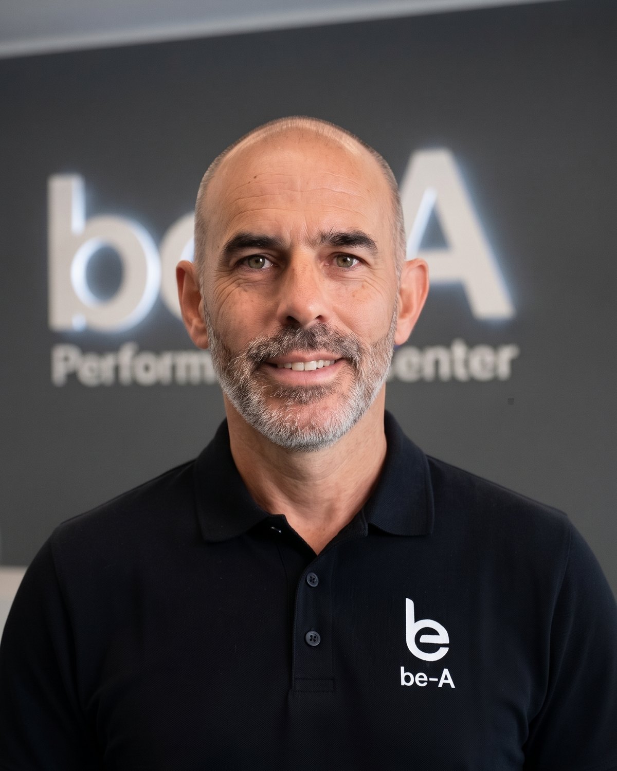 Alessandro Cozzula, Performance Director, con la polo be-A davanti al logo be-A Performance Center